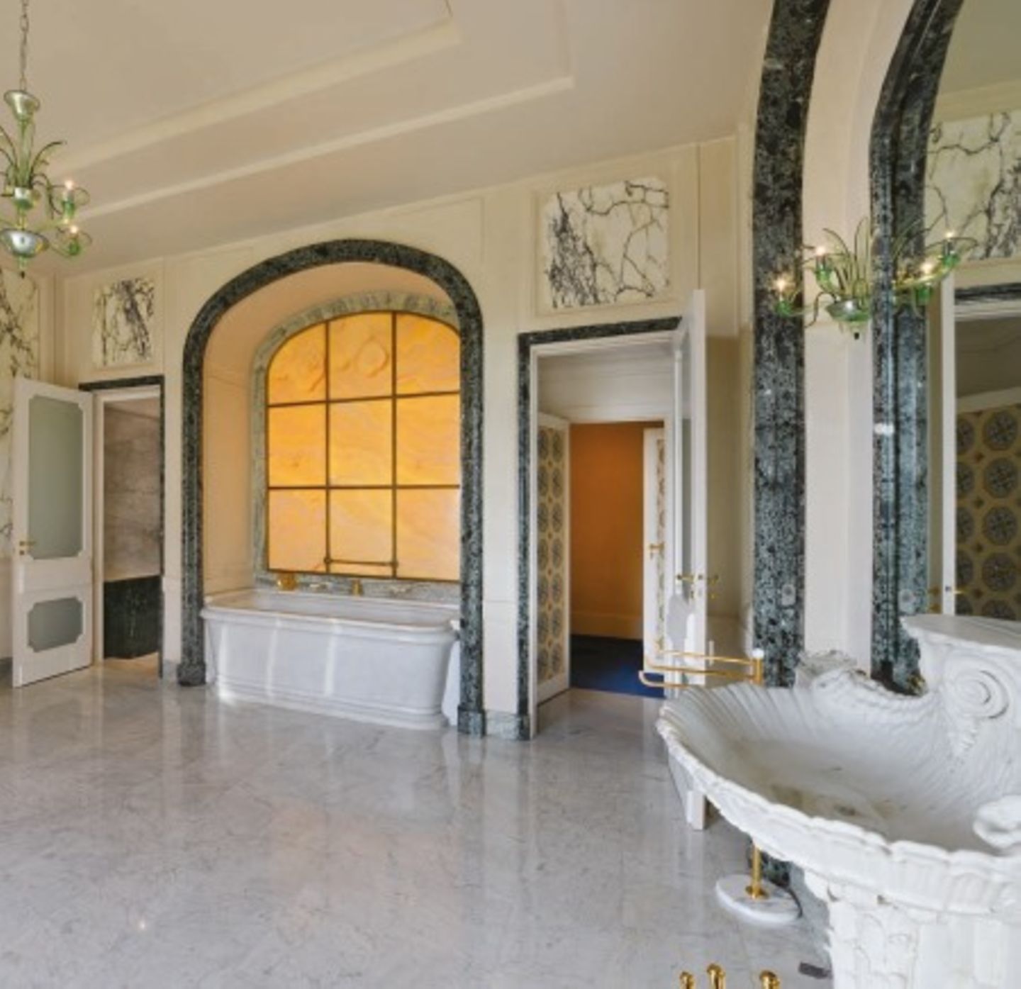 Ein riesiges Zimmer mit Badewanne