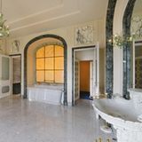 Ein riesiges Zimmer mit Badewanne