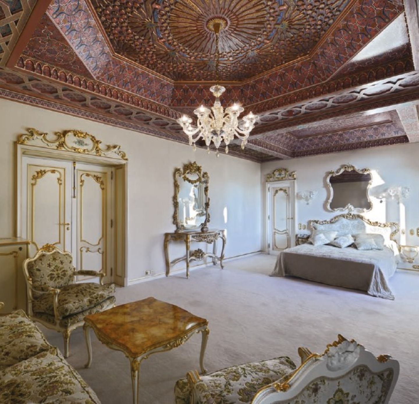 Ein mondänes Schlafzimmer