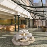 Ein großer Raum mit viel Sonnenlicht