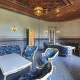 Ein großer Raum mit Sitzgelegenheiten