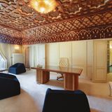 Ein Raum mit Schreibtisch