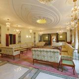 Ein Raum voller Sofas