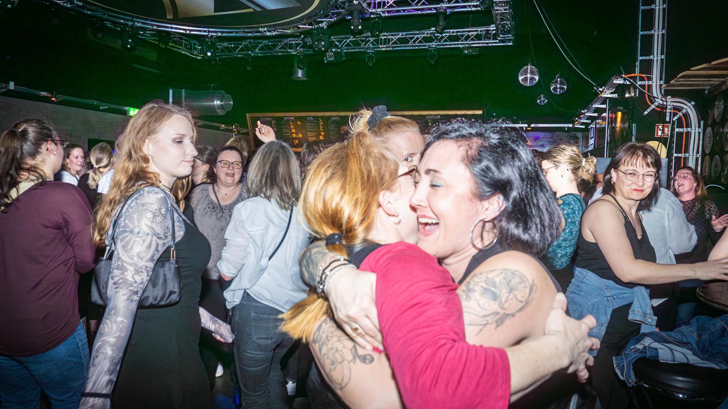Sei umarmt, süßes Partyleben! Im Studio 21 dürfen an diesem Abend nur Frauen tanzen