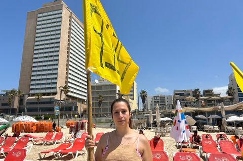 Dana Ronen am Strand von Tel Aviv, Israel