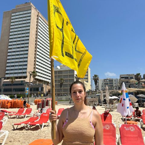 Dana Ronen am Strand von Tel Aviv, Israel