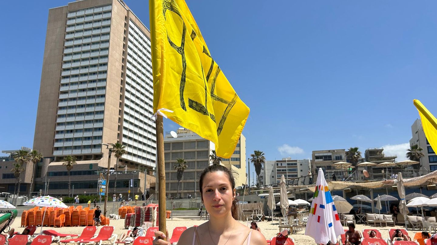 Stimmung in Tel Aviv: Ja bitte, ist was? Dana Roven am Strand von Tel Aviv. Dana Ronen am Strand von Tel Aviv, Israel