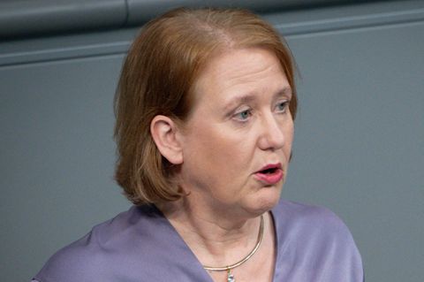 Möchte die "Familienkasse" umbenennen: Lisa Paus im Bundestag stehend
