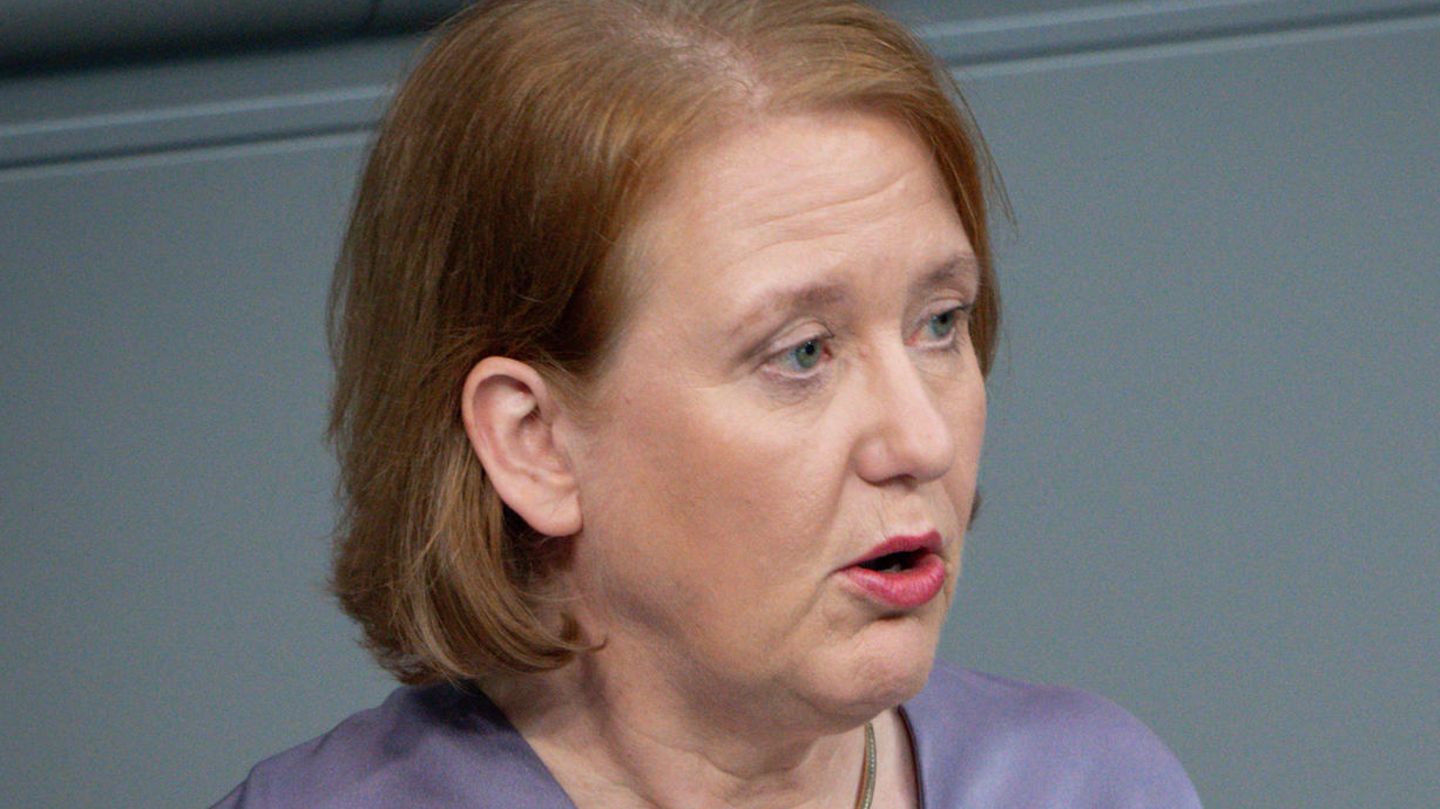 Möchte die "Familienkasse" umbenennen: Lisa Paus im Bundestag stehend