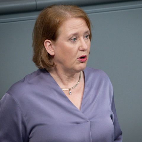 Möchte die "Familienkasse" umbenennen: Lisa Paus im Bundestag stehend