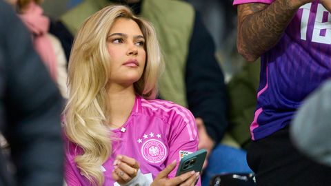 Ganz in Pink: Blonder Fan trägt deutsches EM-Trikot