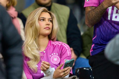Ganz in Pink: Blonder Fan trägt deutsches EM-Trikot