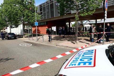 Eine Schule in Souffelweyersheim, Frankreich, wird nach einer Messerattacke von der Polizei abgesperrt