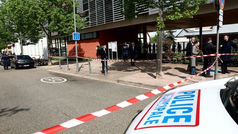 Eine Schule in Souffelweyersheim, Frankreich, wird nach einer Messerattacke von der Polizei abgesperrt