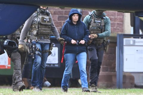 Die frühere RAF-Terroristin Daniela Klette wird von zwei Polizisten eskortiert