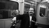 Zwei Menschen rauchen in der Londoner U-Bahn