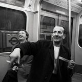 Zwei Menschen rauchen in der Londoner U-Bahn