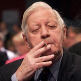 Rauchender Ex-Bundeskanzler Helmut Schmidt