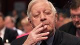 Rauchender Ex-Bundeskanzler Helmut Schmidt