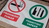 Ein spanisches Schild, was Zigaretten verbietet, E-Zigaretten aber erlaubt
