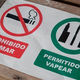 Ein spanisches Schild, was Zigaretten verbietet, E-Zigaretten aber erlaubt
