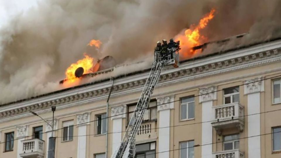 Bei russischem Angriff getroffenes Gebäude in Dnipro