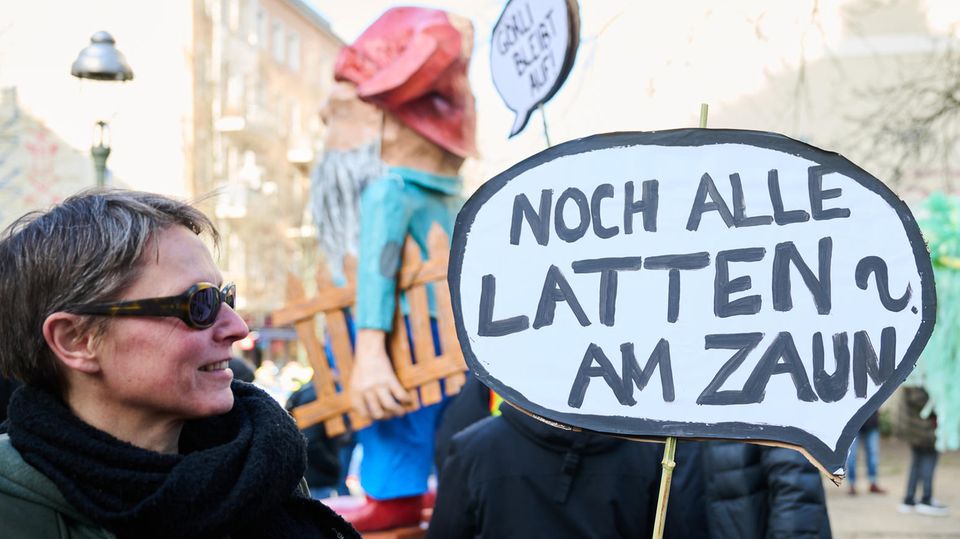 Streit um den Görlitzer Park: Demonstranten protestieren gegen eine Umzäunung des Geländes in Berlin.