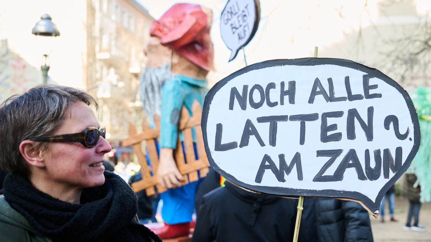Zaun um Görlitzer Park: Bezirk und Senat streiten vor Gericht Streit um den Görlitzer Park: Demonstranten protestieren gegen eine Umzäunung des Geländes in Berlin.