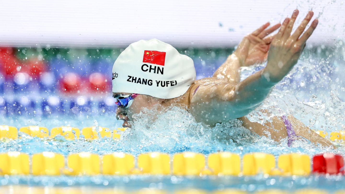 Goldmedaillengewinner: Die chinesische Mittelstreckenschwimmerin Zhang Yufei ist eine von 23 Sportlern aus China, bei denen 2021 ein Dopingtest positiv ausfiel. Im folgenden Jahr wurde sie Doppel-Olympiasiegerin Die chinesische Mittelstreckenschwimmerin Zhang Yufei ist eine von 23 Sportlern aus China, bei denen 2021 ein Dopingtest positiv ausfiel. Im folgenden Jahr wurde sie Doppel-Olympiasiegerin