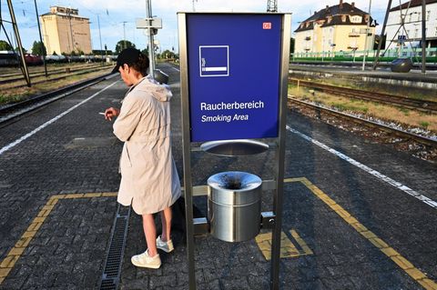 Rauchen ja, Kiffen nein: Nach der Cannabis-Legalisierung passt die Deutsche Bahn ihre Hausordnung an.