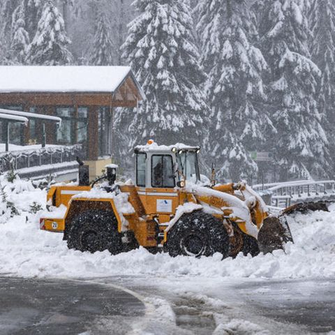 Wintereinbruch in Bayern: ein Schneeräumfahrzeug im Einsatz