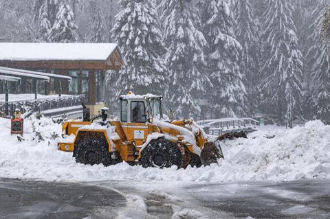 Wintereinbruch in Bayern: ein Schneeräumfahrzeug im Einsatz