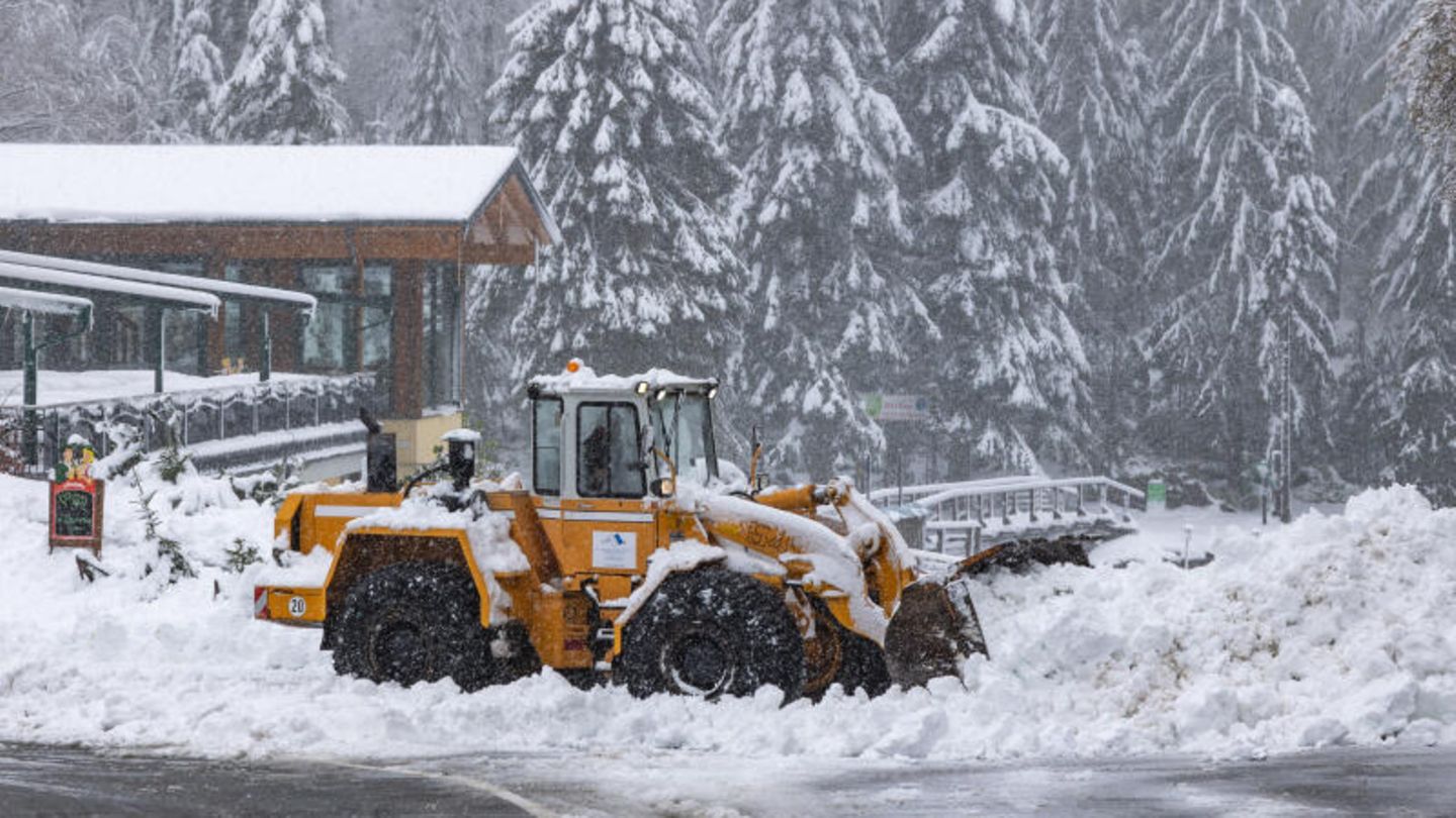 Glätte-Unfälle: Schnee im April: Wintereinbruch sorgt für Chaos auf Bayerns Straßen