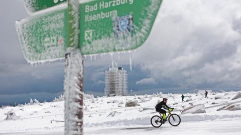 Hartgesotten: Ein Radfahrer fährt am Samstag auf den Brocken im Harz. Nicht nur auf dem höchsten Berg Norddeutschlands gab es am Wochenende einen Wintereinbruch. Vielerorts kam es zu Glatteis und Unfällen.