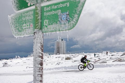 Hartgesotten: Ein Radfahrer fährt am Samstag auf den Brocken im Harz. Nicht nur auf dem höchsten Berg Norddeutschlands gab es am Wochenende einen Wintereinbruch. Vielerorts kam es zu Glatteis und Unfällen.