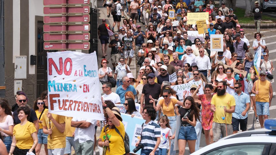Menschen protestieren mit Plakaten gegen das Tourismusmodell auf den Kanaren. Insgesamt 50.000 Demonstranten zu Spanien gehörenden Inseln im Atlantik vor der Westküste Afrikas eine Obergrenze der Zahl der Touristen.