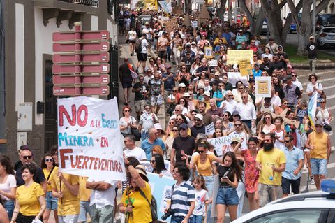 Menschen protestieren mit Plakaten gegen das Tourismusmodell auf den Kanaren. Insgesamt 50.000 Demonstranten zu Spanien gehörenden Inseln im Atlantik vor der Westküste Afrikas eine Obergrenze der Zahl der Touristen.