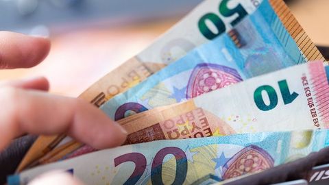 Hundert Euro in Geldscheinen Die FDP fordert Verschärfungen beim Bürgergeld Foto: Monika Skolimowska/dpa