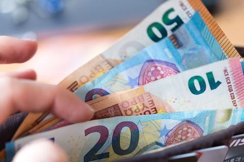 Hundert Euro in Geldscheinen Die FDP fordert Verschärfungen beim Bürgergeld Foto: Monika Skolimowska/dpa