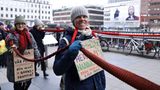 Frauen in Schweden tragen gemeinsamen einen ellenlangen roten Schal