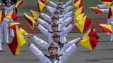 Chinesische Marinesoldaten wehen mit Flaggen