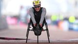 Catherine Debrunner feiert ihren Sieg im Rollstuhlrennen der Frauen