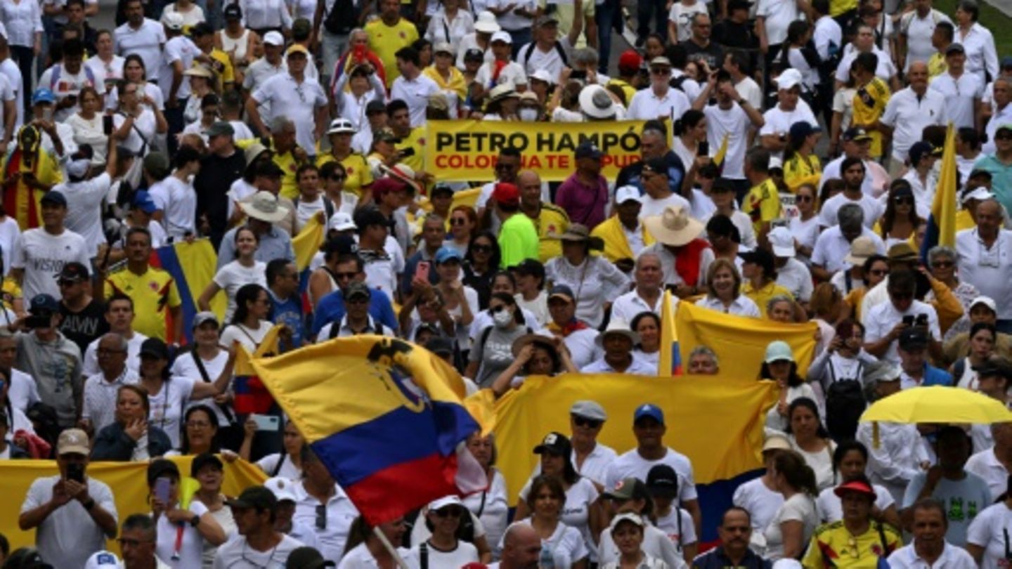 Hunderttausende demonstrieren gegen Kolumbiens linksgerichteten Präsidenten Petro
