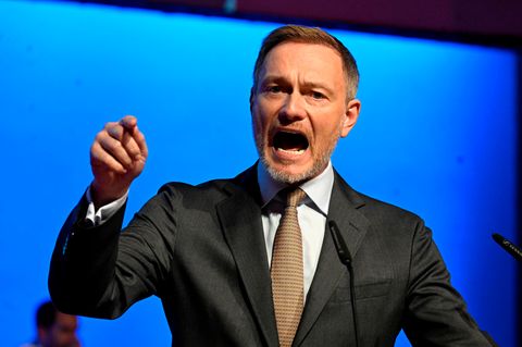 Christian Lindner gestikuliert bei einer Rede auf einem Landesparteitag der FDP