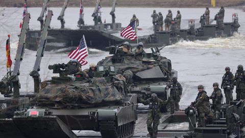Panzer mit Flaggen der USA stehen auf einem Landeboot der US-Armee