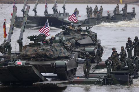 Panzer mit Flaggen der USA stehen auf einem Landeboot der US-Armee