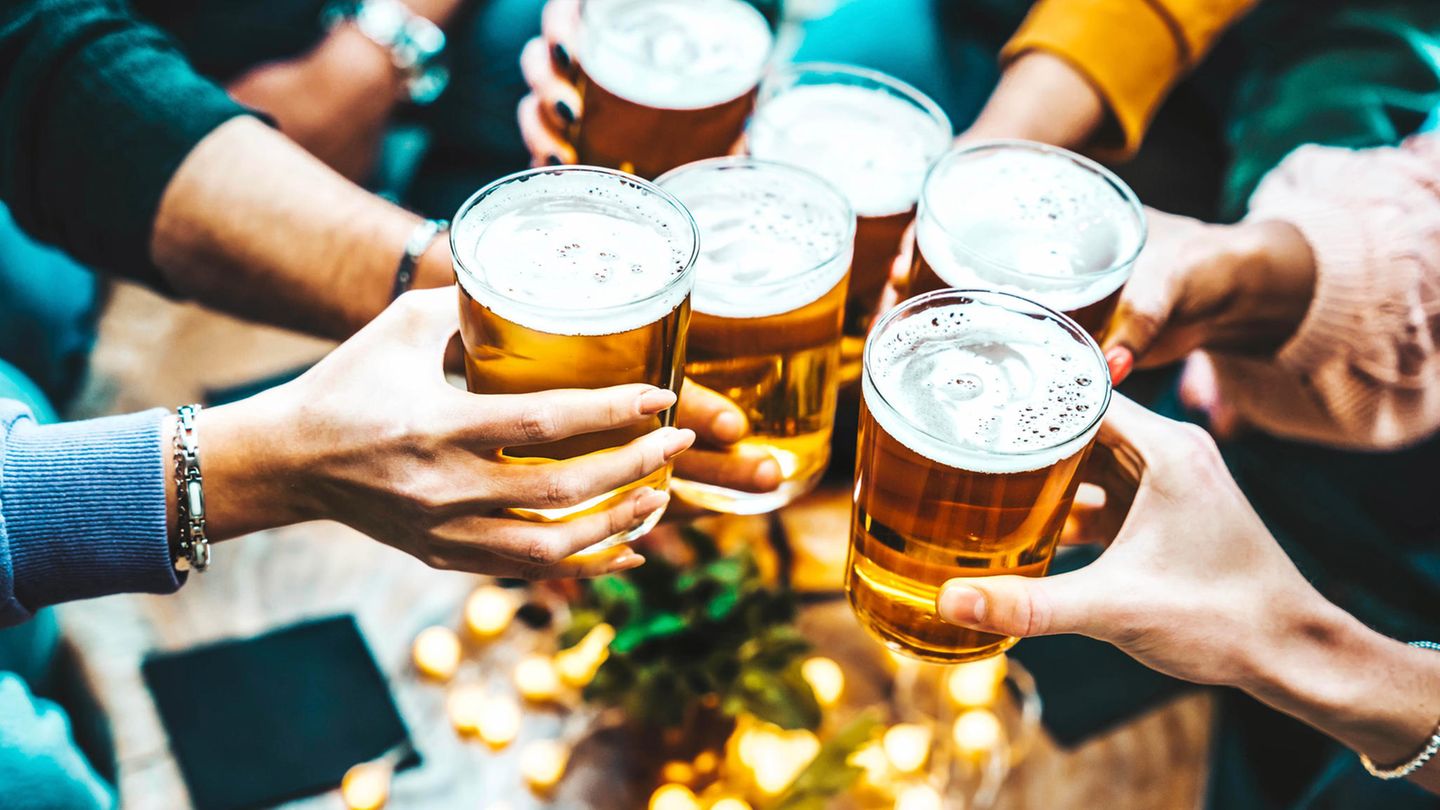 Foto zeigt Hände mit gefüllten Biergläsern beim Zuprosten