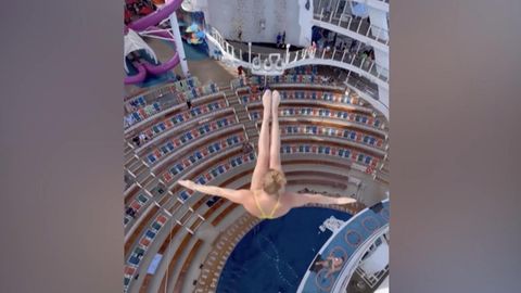 Aus einer Höhe von siebzehn Metern springt die niederländische Turmspringerin Ginni van Katwijk in einen nur vier Meter tiefen Kreuzfahrtschiff-Pool.