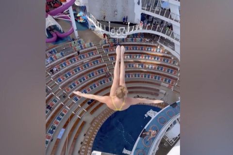 Aus einer Höhe von siebzehn Metern springt die niederländische Turmspringerin Ginni van Katwijk in einen nur vier Meter tiefen Kreuzfahrtschiff-Pool.