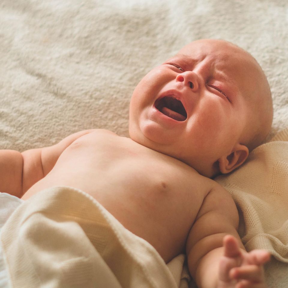 Kleines Baby weint im Bett